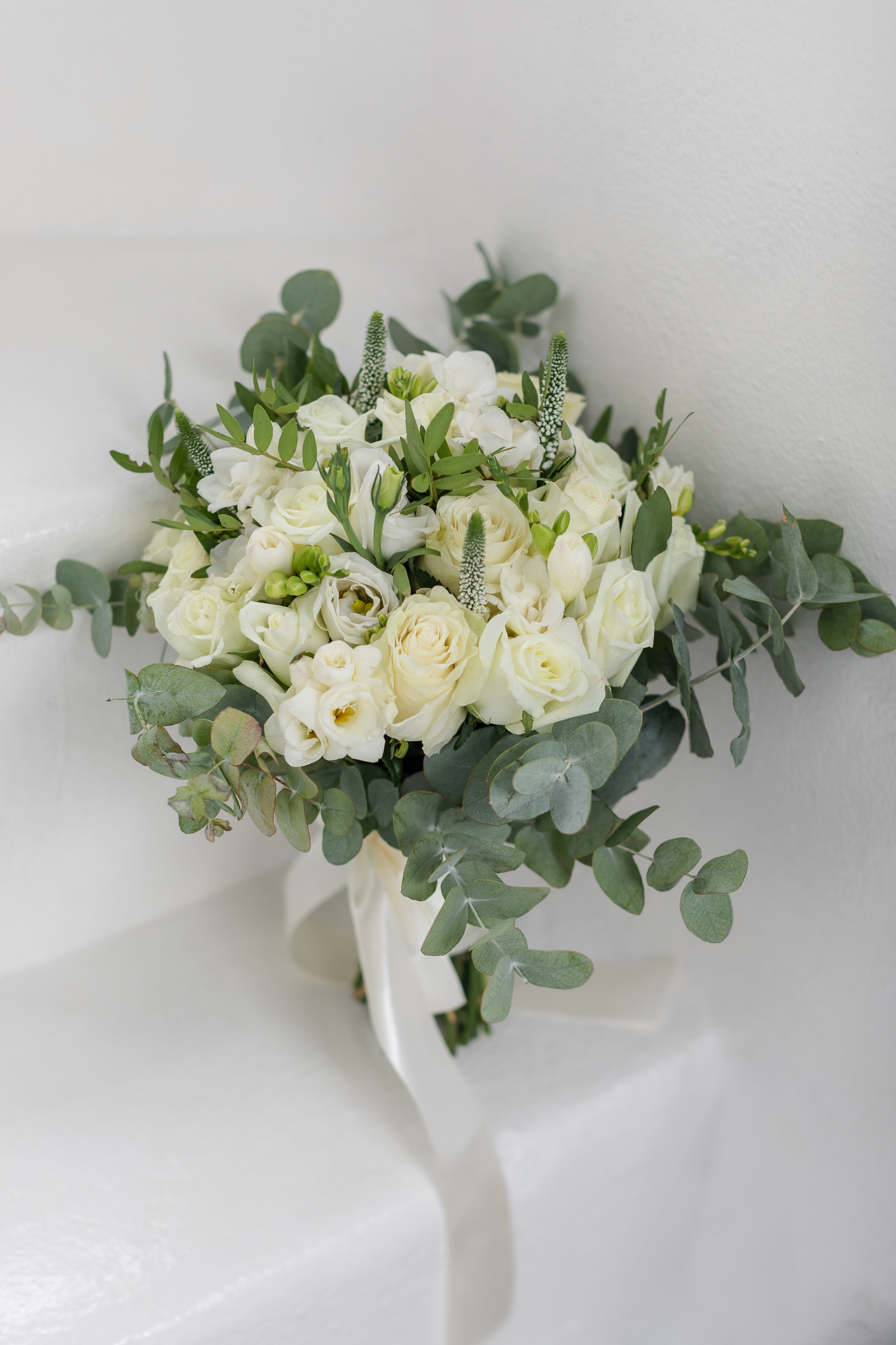 bouquets-elopement-wedding-in-santorini-greece